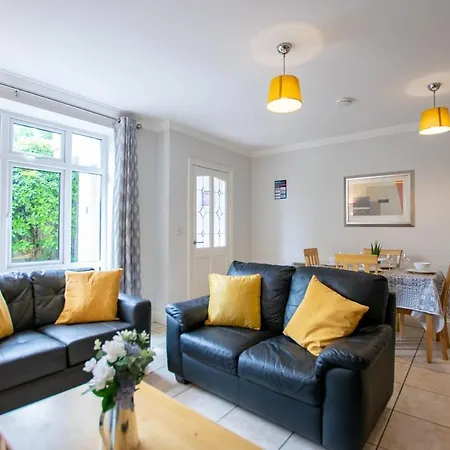 28 - Comfortable 2-bed In Apartment *