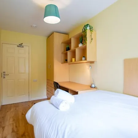 28 - Comfortable 2-bed In Apartment