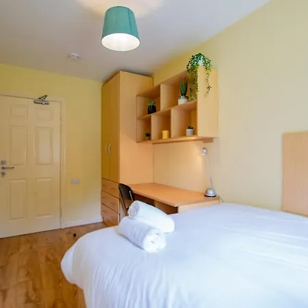 28 - Comfortable 2br - Family Apartment Galway